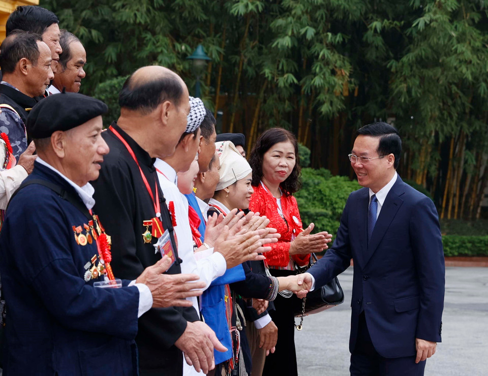 Chủ tịch nước Võ Văn Thưởng gặp mặt thân mật các đại biểu. (Ảnh: Thống Nhất/TTXVN)