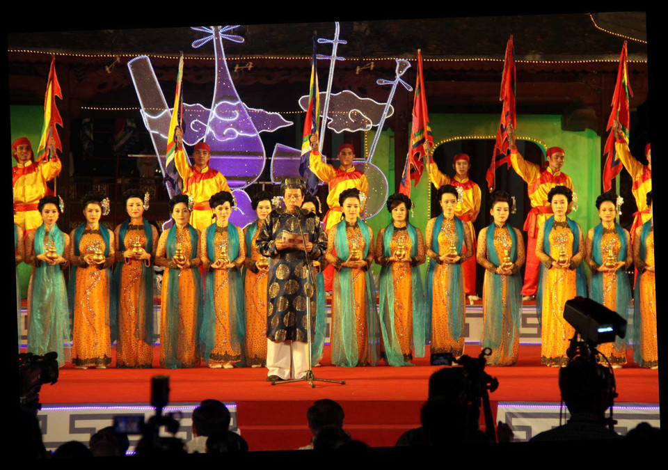 Màn khai mạc của đêm hội "Âm sắc Hương Bình". (Ảnh: Quốc Việt/TTXVN)