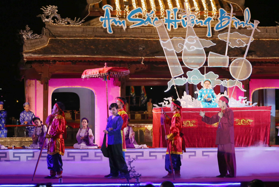 Nghệ nhân Thanh Tâm (hơn 70 tuổi) biểu diễn ca Huế qua bài hát Hò Mái nhì và Nam Ai. (Ảnh: Trần Lê Lâm/TTXVN)