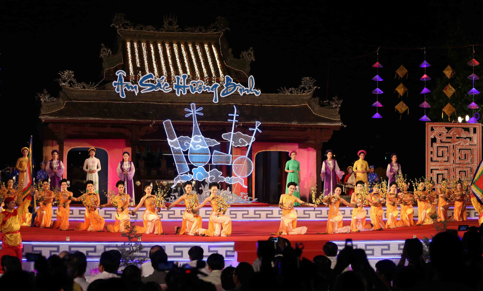 Biểu diễn ca Huế tại Ngày hội. (Ảnh: Trần Lê Lâm/TTXVN)