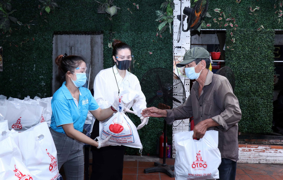 Người dân nghèo nhận nhu yếu phẩm, lương thực. (Ảnh: Xuân Khu/TTXVN)
