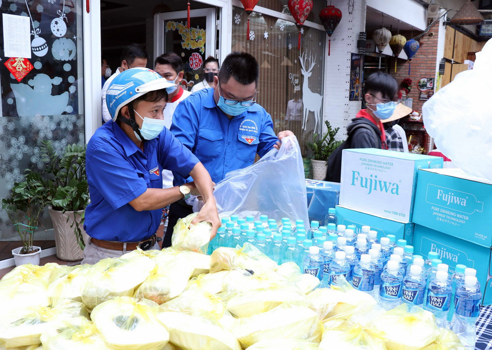 100 suất cơm được giao cho đoàn viên thanh niên chuyển tới các khu cách ly, các điểm chốt trực khu phong tỏa trên địa bàn quận Tân Bình, Thành phố Hồ Chí Minh. (Ảnh: Xuân Khu/TTXVN)