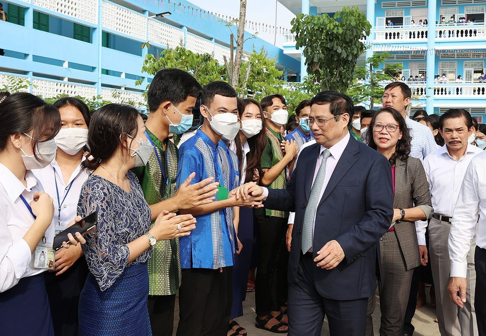 Thủ tướng Phạm Minh Chính với học sinh Trường THPT Dân tộc nội trú Huỳnh Cương. (Ảnh: Dương Giang-TTXVN)