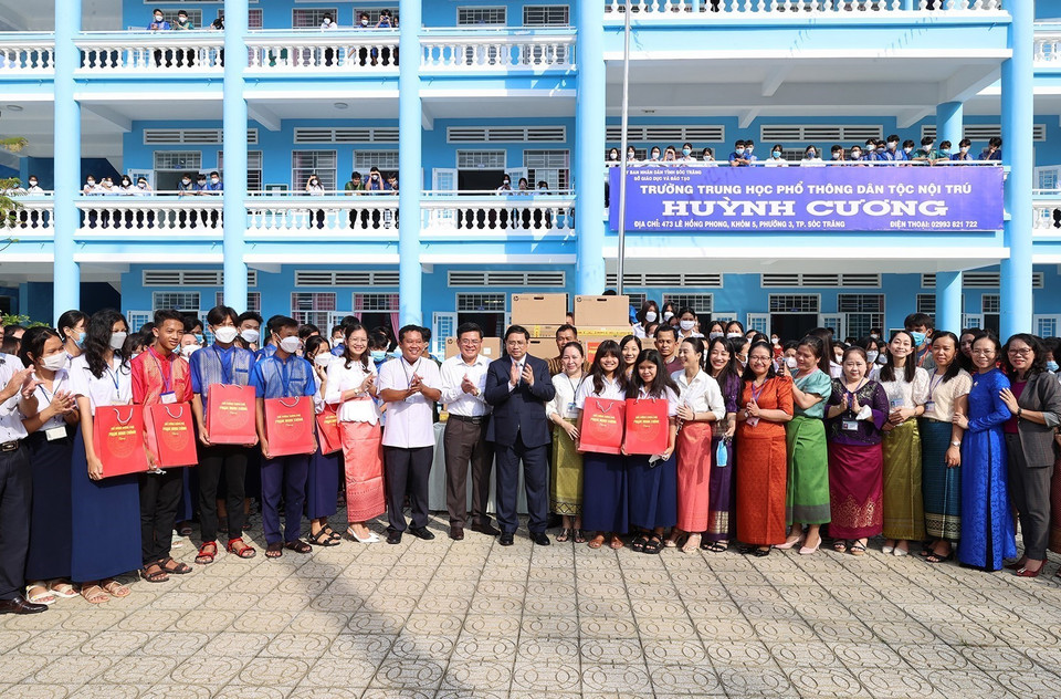 Thủ tướng Phạm Minh Chính thăm, tặng quà cho học sinh có hoàn cảnh khó khăn. (Ảnh: Dương Giang/TTXVN)