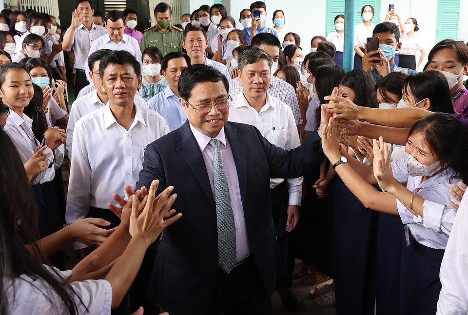 Thủ tướng mong muốn các em học tập tốt, tích cực hoạt động ngoại khóa, thể dục-thể thao, văn hóa, nghệ thuật, luôn đùm bọc, giúp đỡ nhau. (Ảnh: Dương Giang-TTXVN)