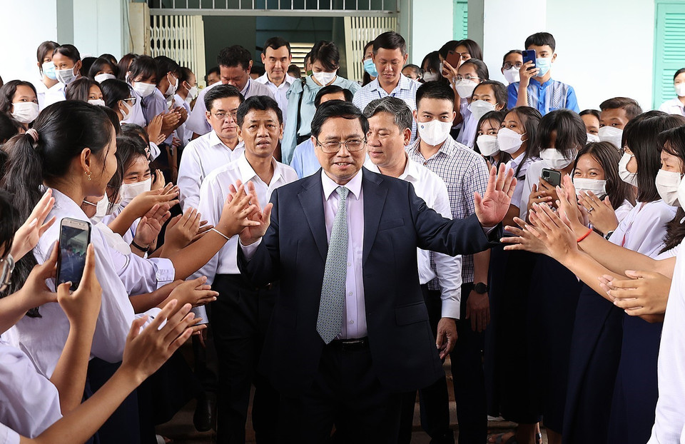 Thủ tướng cũng mong muốn các thầy cô giáo và học sinh trường Huỳnh Cương sẽ phát huy truyền thống, phát triển toàn diện, đạt được nhiều kết quả tốt hơn nữa trong dạy và học.(Ảnh: Dương Giang-TTXVN)