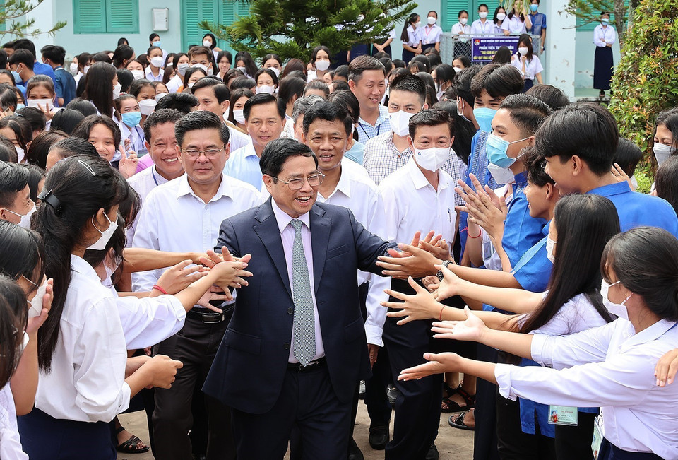 Thủ tướng Phạm Minh Chính với học sinh Trường THPT Dân tộc nội trú Huỳnh Cương. (Ảnh: Dương Giang-TTXVN)