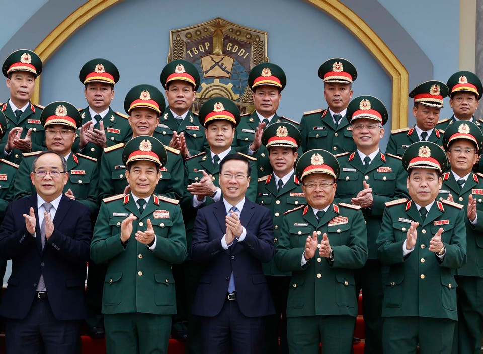 Chủ tịch nước Võ Văn Thưởng với lãnh đạo Bộ Quốc phòng, lãnh đạo Tổng cục II và các sỹ quan chỉ huy Lữ đoàn K3. (Ảnh: Thống Nhất/TTXVN)
