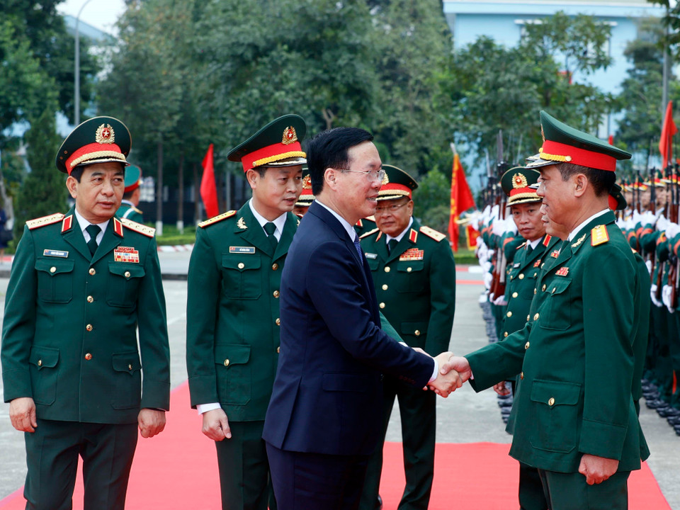 Chủ tịch nước Võ Văn Thưởng với lãnh đạo Bộ Quốc phòng, lãnh đạo Tổng cục II và các sỹ quan chỉ huy Lữ đoàn K3. (Ảnh: Thống Nhất/TTXVN)