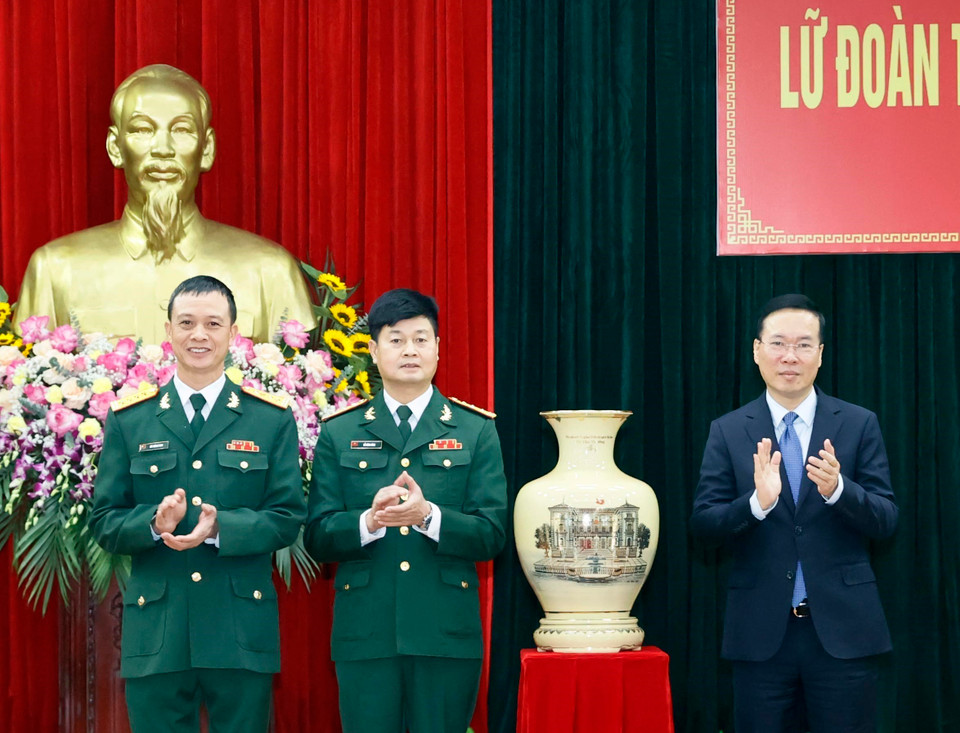 Chủ tịch nước Võ Văn Thưởng tặng quà lưu niệm cho Lữ đoàn K3. (Ảnh: Thống Nhất/TTXVN)