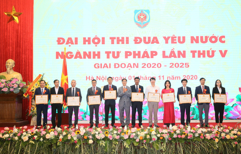 Lãnh đạo Bộ Tư pháp trao tặng Bằng khen cho các cá nhân có thành tích xuất sắc. (Ảnh: Doãn Tấn/TTXVN)