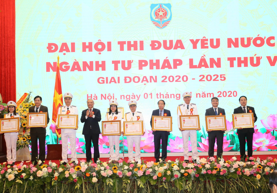 Phó Chủ tịch Quốc hội Uông Chu Lưu trao Huân chương Lao động các hạng của Chủ tịch nước cho tập thể và cá nhân có thành tích xuất sắc. (Ảnh: Doãn Tấn/TTXVN)