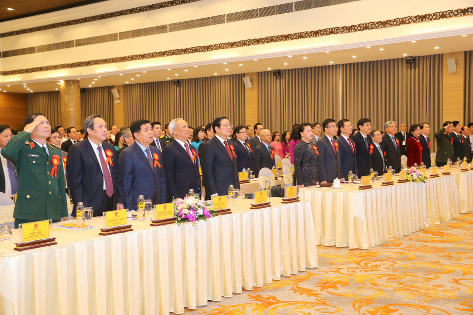 Chủ tịch Quốc hội Nguyễn Thị Kim Ngân và các đại biểu thực hiện nghi lễ chào cờ tại Đại hội. (Ảnh: Doãn Tấn/TTXVN)