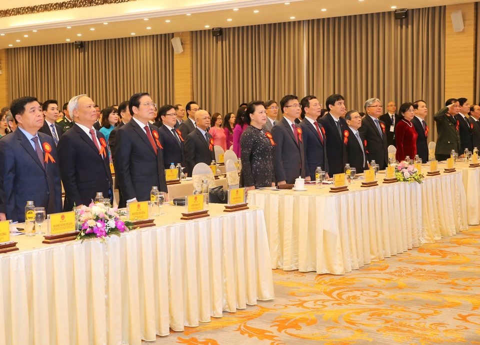 Chủ tịch Quốc hội Nguyễn Thị Kim Ngân và các đại biểu thực hiện nghi lễ chào cờ tại Đại hội. (Ảnh: Doãn Tấn/TTXVN)