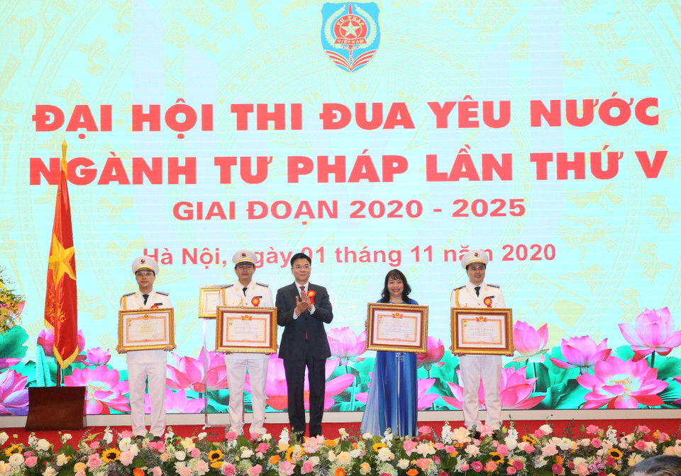 Bộ trưởng Bộ Tư pháp Lê Thành Long trao tặng Danh hiệu Chiến sỹ Thi đua toàn quốc của Thủ tướng Chính phủ cho các cá nhân có thành tích xuất sắc. (Ảnh: Doãn Tấn/TTXVN)