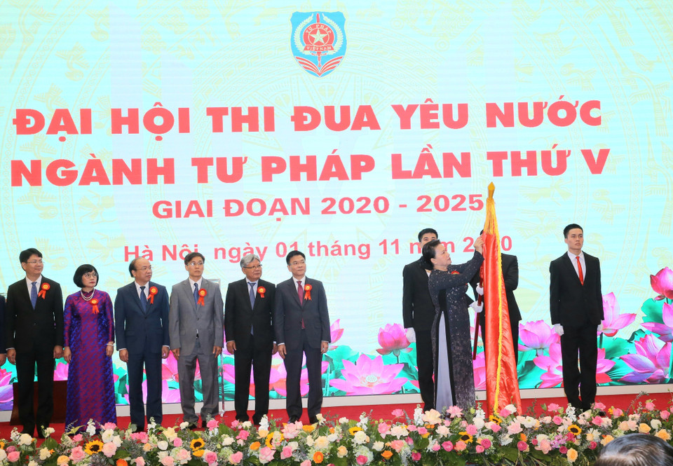 Chủ tịch Quốc hội Nguyễn Thị Kim Ngân trao tặng Huân chương Lao động hạng Nhất của Chủ tịch nước cho Bộ Tư pháp. (Ảnh: Doãn Tấn/TTXVN)