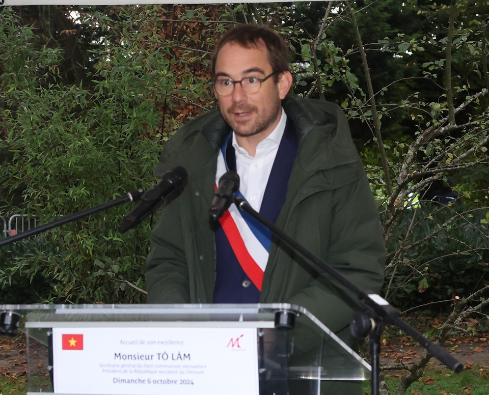 Thị trưởng thành phố Montreuil Patrice Bessac phát biểu. (Ảnh: Trí Dũng/TTXVN)