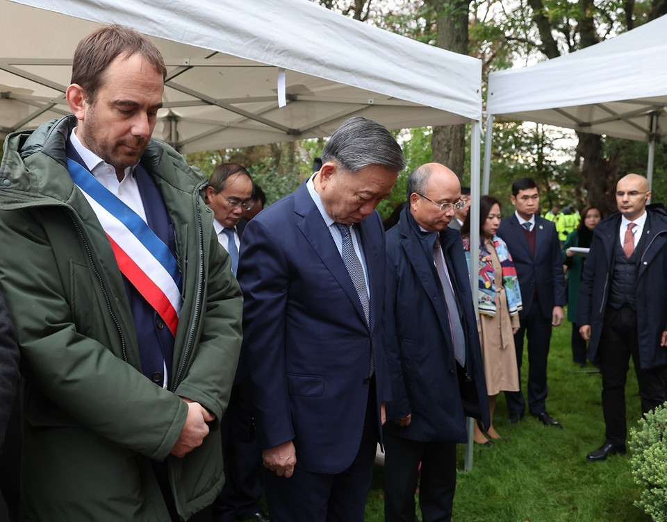 Tổng Bí thư, Chủ tịch nước Tô Lâm cùng các đại biểu dành một phút tưởng niệm Chủ tịch Hồ Chí Minh trước Tượng đài Bác Hồ. (Ảnh: Trí Dũng/TTXVN)