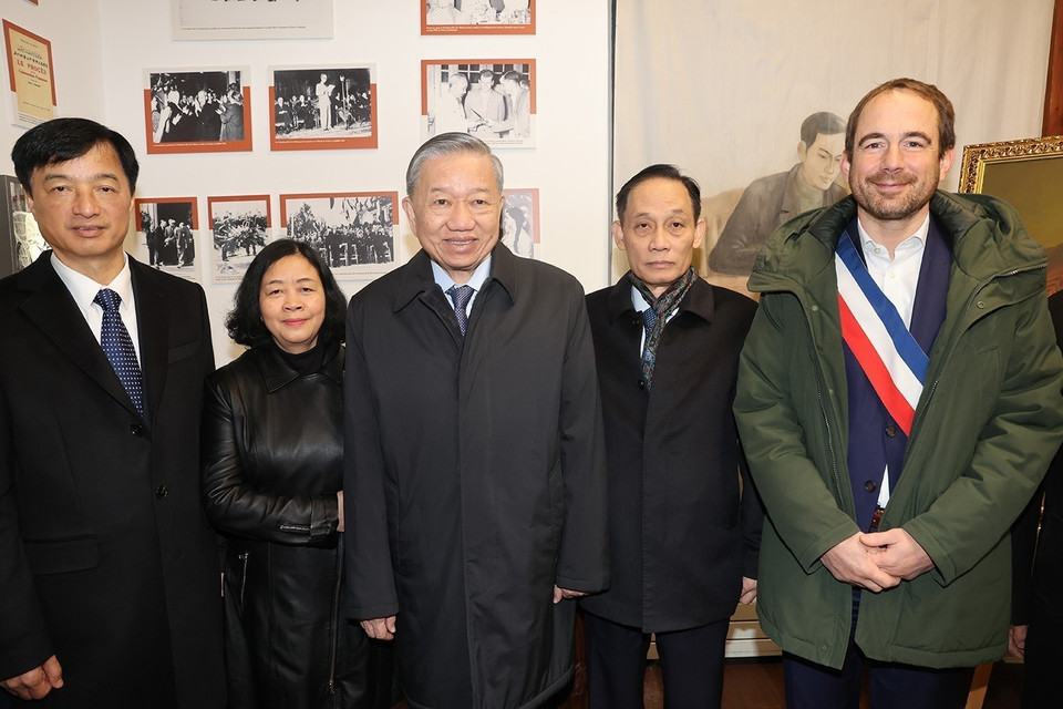 Tổng Bí thư, Chủ tịch nước Tô Lâm và các đại biểu tại Không gian Hồ Chí Minh trong khuôn viên Bảo tàng Lịch sử Sống ở Công viên Montreau. (Ảnh: Trí Dũng/TTXVN)