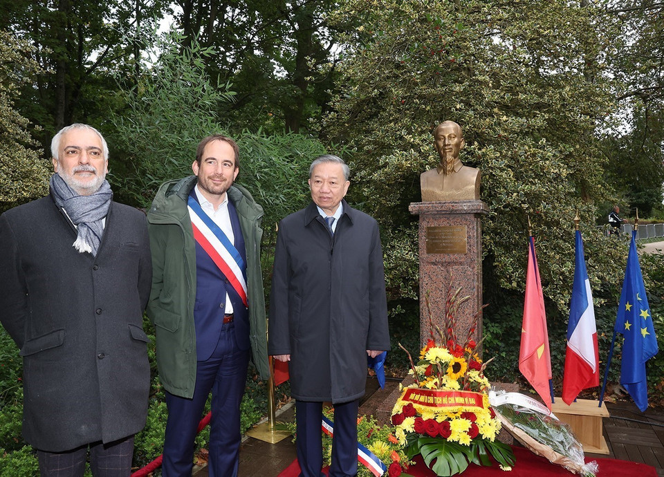 Tổng Bí thư, Chủ tịch nước Tô Lâm và Thị trưởng thành phố Montreuil Patrice Bessac chụp ảnh chung trước tượng đài Bác Hồ. (Ảnh: Trí Dũng/TTXVN)