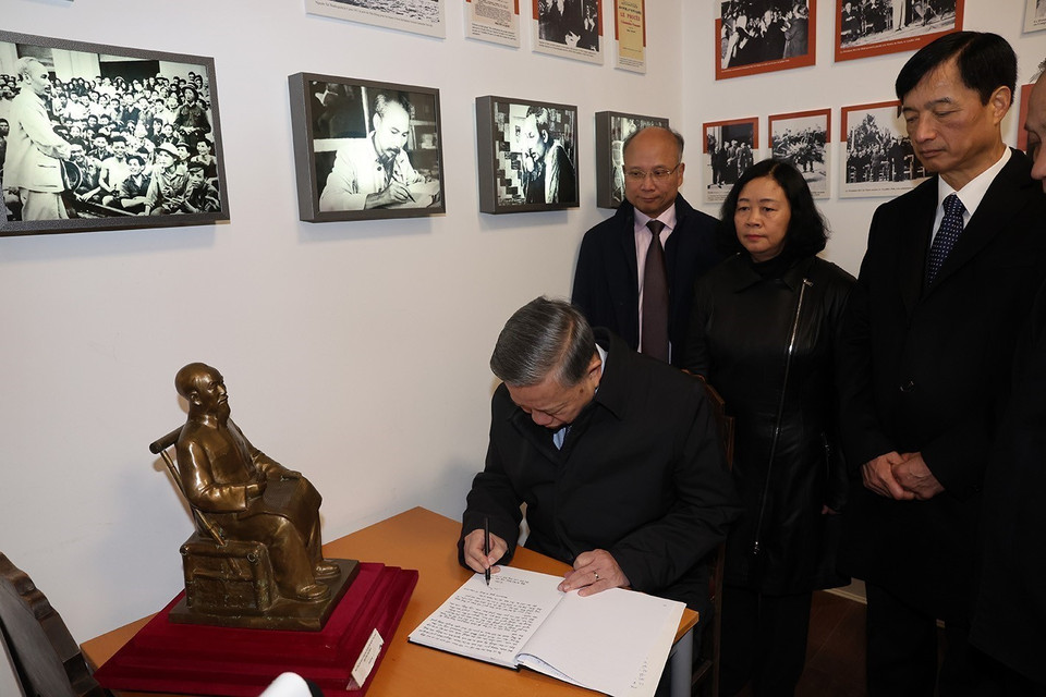 Tổng Bí thư, Chủ tịch nước Tô Lâm ký sổ vàng lưu niệm tại Không gian Hồ Chí Minh trong khuôn viên Bảo tàng Lịch sử Sống ở Công viên Montreau. (Ảnh: Trí Dũng/TTXVN)