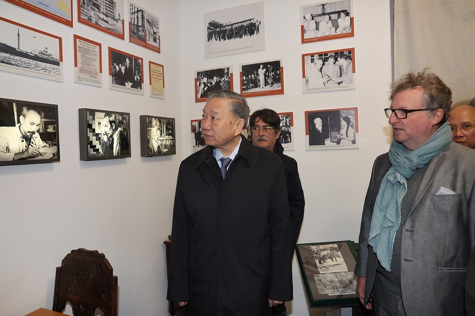 Tổng Bí thư, Chủ tịch nước Tô Lâm tham quan Không gian Hồ Chí Minh trong khuôn viên Bảo tàng Lịch sử Sống ở Công viên Montreau. (Ảnh: Trí Dũng/TTXVN)