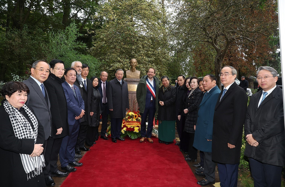 Tổng Bí thư, Chủ tịch nước Tô Lâm cùng các đại biểu trước Tượng đài Bác Hồ. (Ảnh: Trí Dũng/TTXVN)