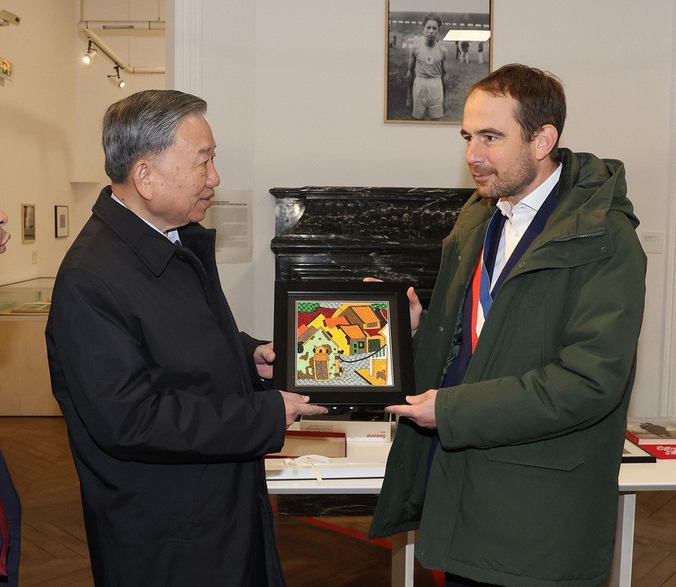 Tổng Bí thư, Chủ tịch nước Tô Lâm trao tặng bức tranh lưu niệm cho Thị trưởng thành phố Montreuil Patrice Bessac. (Ảnh: Trí Dũng/TTXVN)