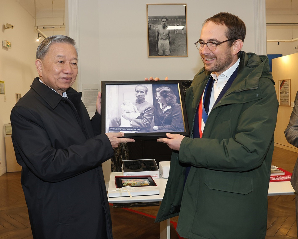 Thị trưởng thành phố Montreuil Patrice Bessac trao tặng Tổng Bí thư, Chủ tịch nước Tô Lâm bức ảnh Bác Hồ. (Ảnh: Trí Dũng/TTXVN)