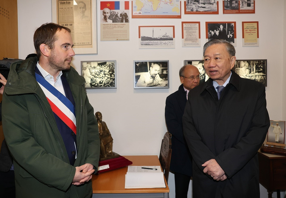 Tổng Bí thư, Chủ tịch nước Tô Lâm tham quan Không gian Hồ Chí Minh trong khuôn viên Bảo tàng Lịch sử Sống ở Công viên Montreau. (Ảnh: Trí Dũng/TTXVN)