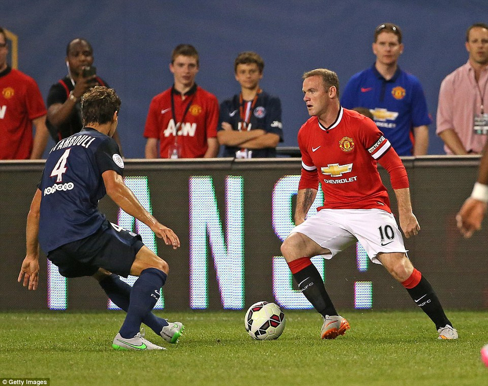 ... sát cánh cùng những cầu thủ trong đội hình chính như Rooney,