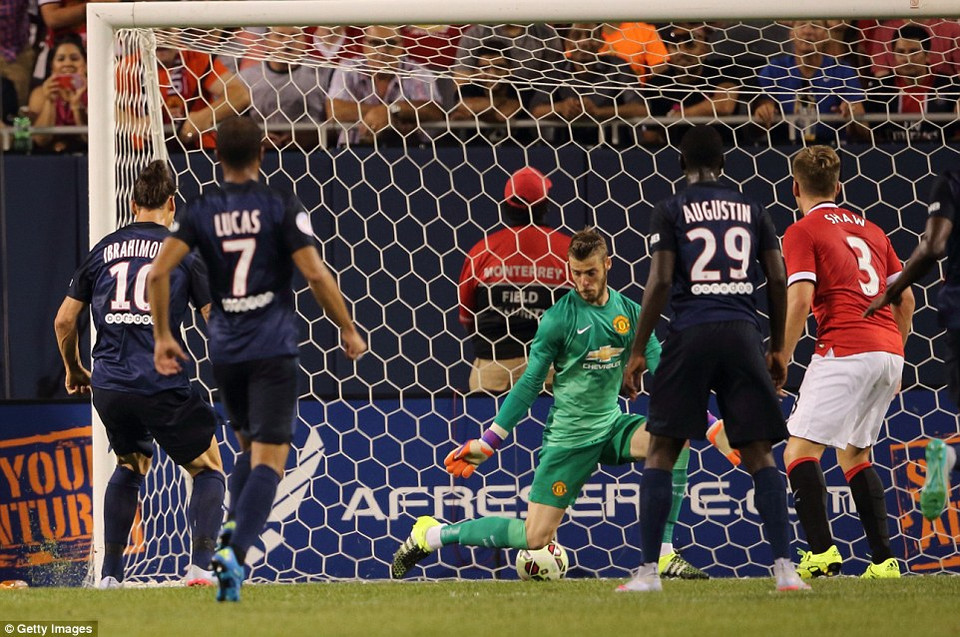 Đến phút 34, Zlatan Ibrahimovic nhân đôi cách biệt...