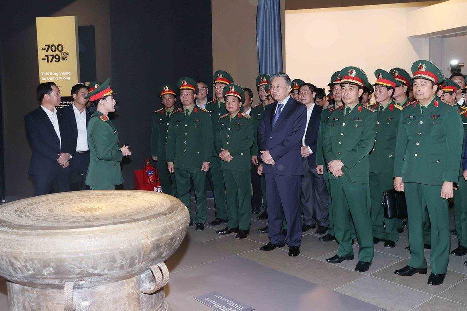 Tổng Bí thư Tô Lâm, Bí thư Quân ủy Trung ương thăm Bảo tàng Lịch sử Quân sự Việt Nam. (Ảnh: An Đăng/TTXVN)