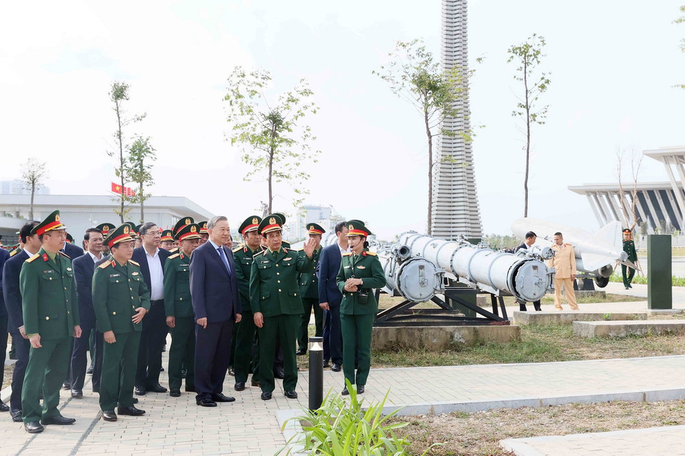Tổng Bí thư Tô Lâm, Bí thư Quân ủy Trung ương thăm Bảo tàng Lịch sử Quân sự Việt Nam. (Ảnh: An Đăng/TTXVN)