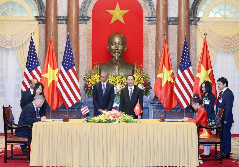 Chủ tịch nước Trần Đại Quang và Tổng thống Hoa Kỳ Barack Obama chứng kiến Lễ ký hợp đồng đặt mua 100 máy bay Boeing giữa Hãng hàng không VietjetAir của Việt Nam với Tập đoàn chế tạo máy bay Boeing của Hoa Kỳ. (Ảnh: Nhan Sáng/TTXVN)