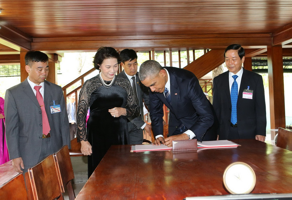 Tổng thống Barack Obama ghi lưu niệm khi tới thăm nhà sàn Bác Hồ. (Ảnh: Trọng Đức/TTXVN)