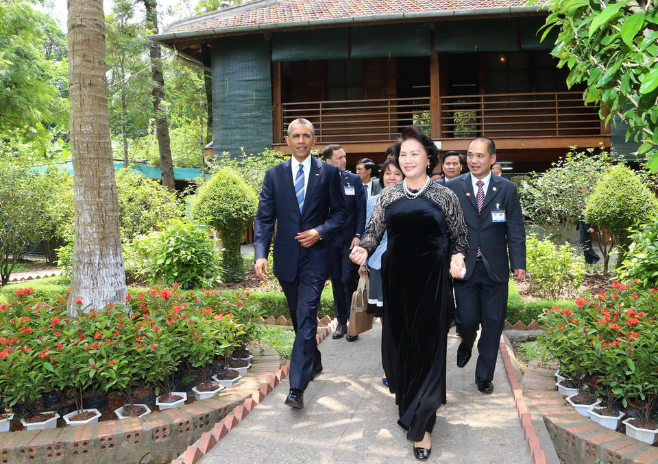 Tổng thống Barack Obama thăm nhà sàn Bác Hồ trong Khu di tích. (Ảnh: Trọng Đức/TTXVN)