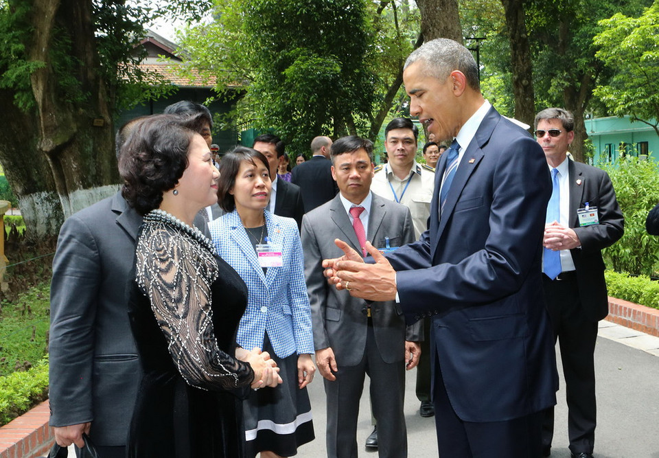 Chủ tịch Quốc hội Nguyễn Thị Kim Ngân đón Tổng thống Barack Obama tới thăm Khu di tích Chủ tịch Hồ Chí Minh trong Phủ Chủ tịch. (Ảnh: Trọng Đức/TTXVN)