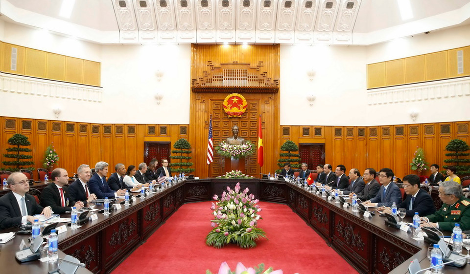 Thủ tướng Nguyễn Xuân Phúc hội kiến Tổng thống Hoa Kỳ Barack Obama đang thăm chính thức Việt Nam. (Ảnh: Thống Nhất/TTXVN)