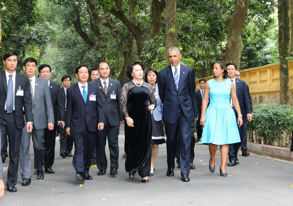 Chủ tịch Quốc hội Nguyễn Thị Kim Ngân đón Tổng thống Barack Obama tới thăm Khu di tích Chủ tịch Hồ Chí Minh trong Phủ Chủ tịch. (Ảnh: Trọng Đức/TTXVN)
