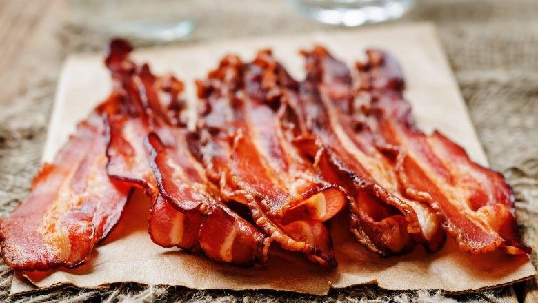 THỊT XÔNG KHÓI: Chỉ cần lấy một chiếc khăn giấy, lót lên đĩa, xếp những lát thịt xông khói lên, rồi phủ lên một chiếc khăn giấy khác, quay trong lò vi sóng trong vòng vài phút tùy thuộc vào độ dày của lát thịt. Thành phẩm đạt được là những miếng thịt khô và giòn gần giống như thịt áp chảo. (Nguồn: mashed.com)