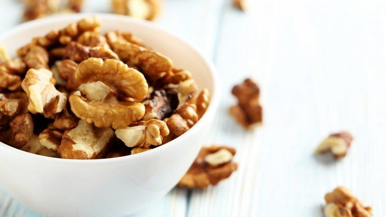 RANG HẠT: Rải hạt lên chiếc đĩa thủy tinh của lò vi sóng và quay nóng trong vòng 1 phút, đảo đều, và tiếp tục quay nóng trong vòng 1 phút. Lặp lại cho đến khi hạt đã đủ chín. (Nguồn: mashed.com)