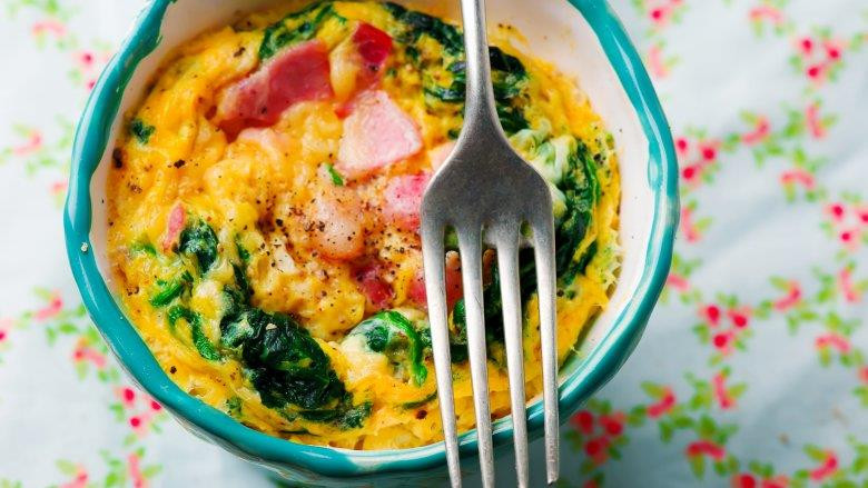 TRỨNG CHƯNG RAU CỦ FRITATAS: Dùng một chiếc bát đã được tráng một lớp dầu ăn hoặc bơ, đập một quả trứng vào. Đổ một chút sữa, muối, hạt tiêu, đánh đều lên, rồi cho thêm rau, củ, thịt hoặc bất cứ thứ gì bạn thích, và quay trong lò vi sóng trong một vài phút. (Nguồn: mashed.com)