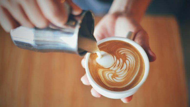 LATTE SỮA ẤM: Pha sẵn một cốc càphê tan. Đổ sữa nguyên kem đầy một nửa một chiếc chiếc bình thủy tinh, lắc mạnh cho đến khi có bọt kem nổi lên. Mở nắp bình và quay trong lò vi sóng cho đến khi sữa ấm, rồi đổ nhanh vào tách càphê đã chuẩn bị trước. Sữa sẽ chảy vào cốc trước, rồi đến lớp bọt mịn màng béo ngậy. (Nguồn: mashed.com)