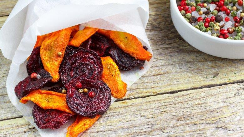 SNACK RAU CỦ: Cắt lát mỏng rau củ, đặt lên một tờ giấy nến, rắc thêm gia vị nếu muốn. Bắt đầu quay nóng trong vòng 2-3 phút , sau đó lặp lại các lần quay trong khoảng thời gian 1 phút cho đến khi rau củ được sấy khô như mong muốn.(Nguồn: mashed.com)