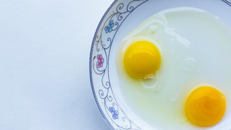 CÁC MÓN TRỨNG: Trứng bác: Tráng bơ vào bát, rồi đập trứng, sữa, muối, tiêu, khuấy đều. Quay trong lò vi sóng một phút rồi lấy ra, khuấy đều lại, rồi tiếp tục lặp lại với thời gian 30 giây mỗi lần cho đến khi đạt độ chín mong muốn. Trứng ốplết: Quay nóng một chiếc đĩa trong lò vi sóng trong phòng 2 phút, sau đó đặt một mẩu bơ nhỏ lên. Để bơ chảy đều mặt đĩa thì đập trứng lên đĩa, khẽ chọc nhẹ vào lòng đỏ trứng, rồi quay lò vi sóng 45 giây, hoặc đến khi lòng trắng chín. Trứng chần: Đổ nước đầy nửa bát, đập trứng vào, rồi đậy một chiếc đĩa lên, quay lò vi sóng trong vòng 1 phút. Nếu lòng trắng vẫn chưa đông lại, tiếp tục quay trong 15 giây, và lặp lại cho đến khi trứng chín. (Nguồn: mashed.com)