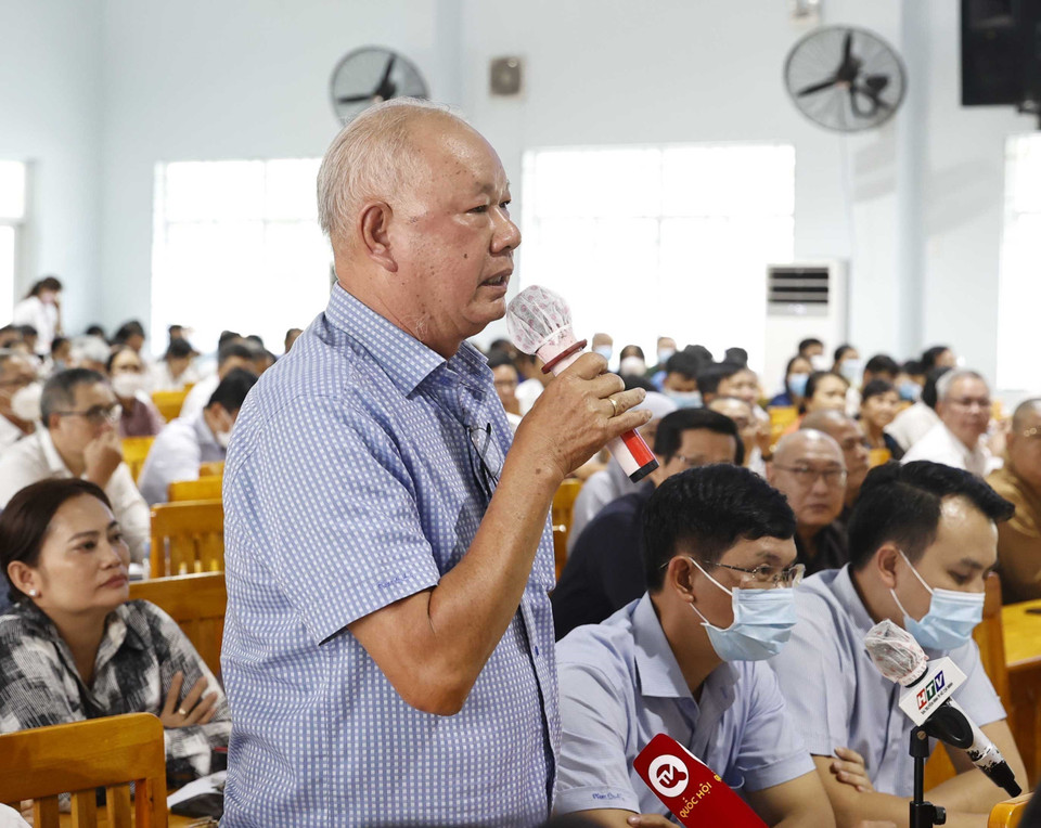 Ông Lê Văn Mị, cử tri thị trấn Hóc Môn phát biểu. (Ảnh: Thống Nhất/TTXVN)