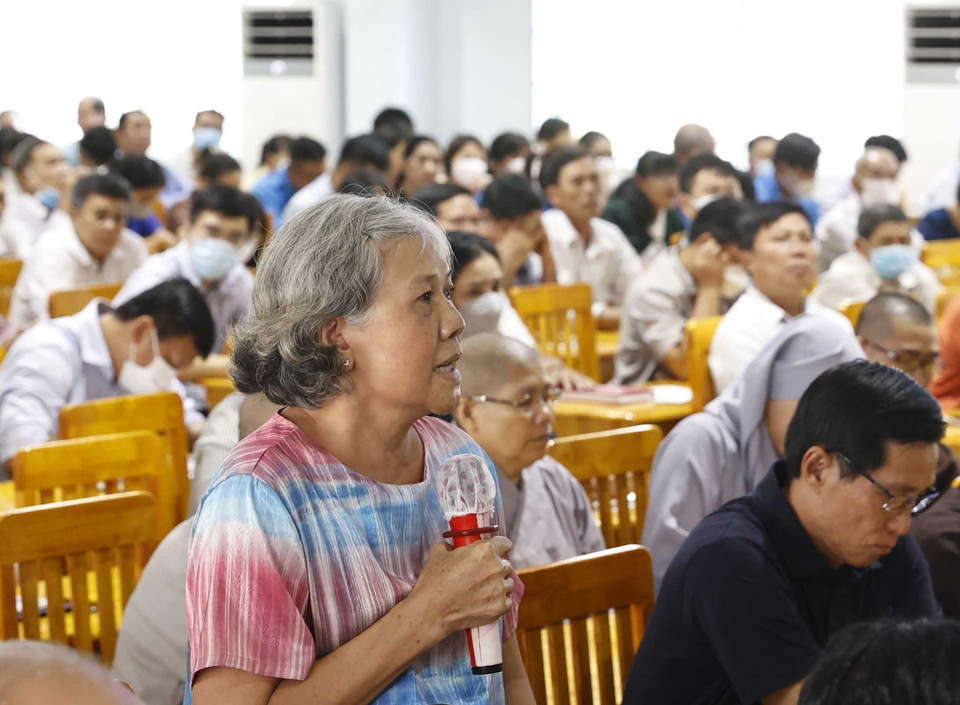 Bà Phan Thị Tuyết Anh, cử tri thị trấn Hóc Môn phát biểu. (Ảnh: Thống Nhất/TTXVN)