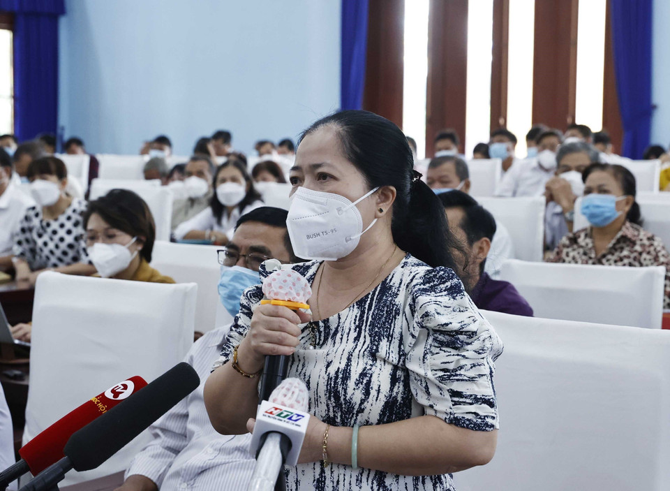 Cử tri Phan Thị Cẩm Nhung, xã Tân Thông Hội phát biểu. (Ảnh: Thống Nhất/TTXVN)