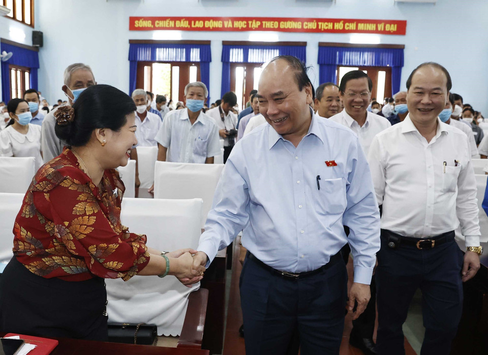 Chủ tịch nước Nguyễn Xuân Phúc với cử tri huyện Hóc Môn. (Ảnh: Thống Nhất/TTXVN)